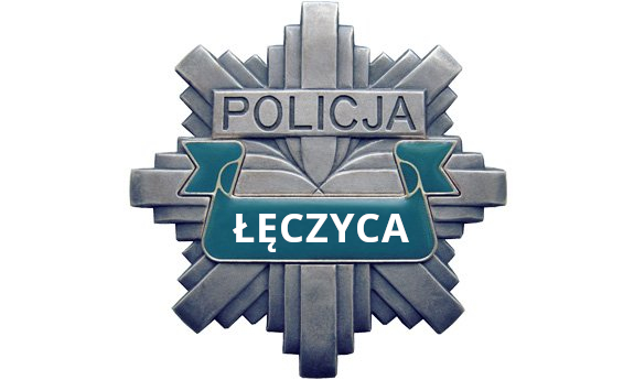 Srebrna grafiki policyjnej odznaki z napisem POLICJA I poniżej na zielonym tle napis koloru białego Łęczyca.